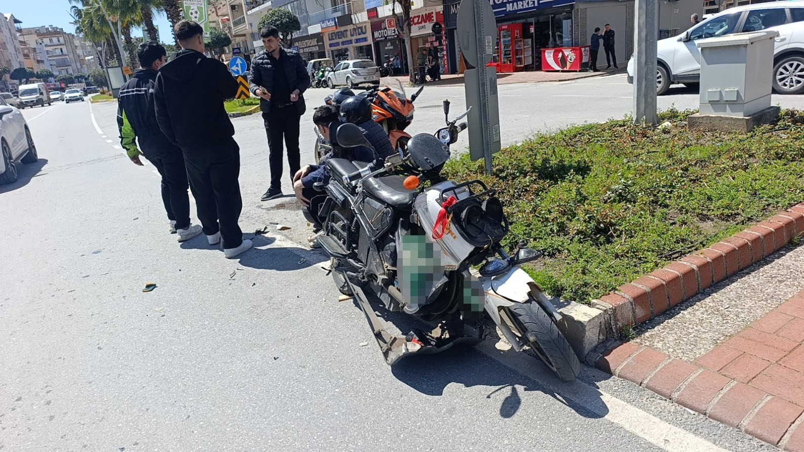 Elektrikli bisiklet ile motosikletin çarpışma anı kamerada: 3 yaralı
