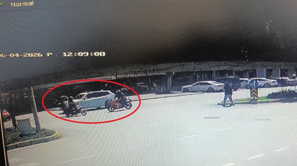 Elektrikli bisiklet ile motosikletin çarpışma anı kamerada: 3 yaralı
