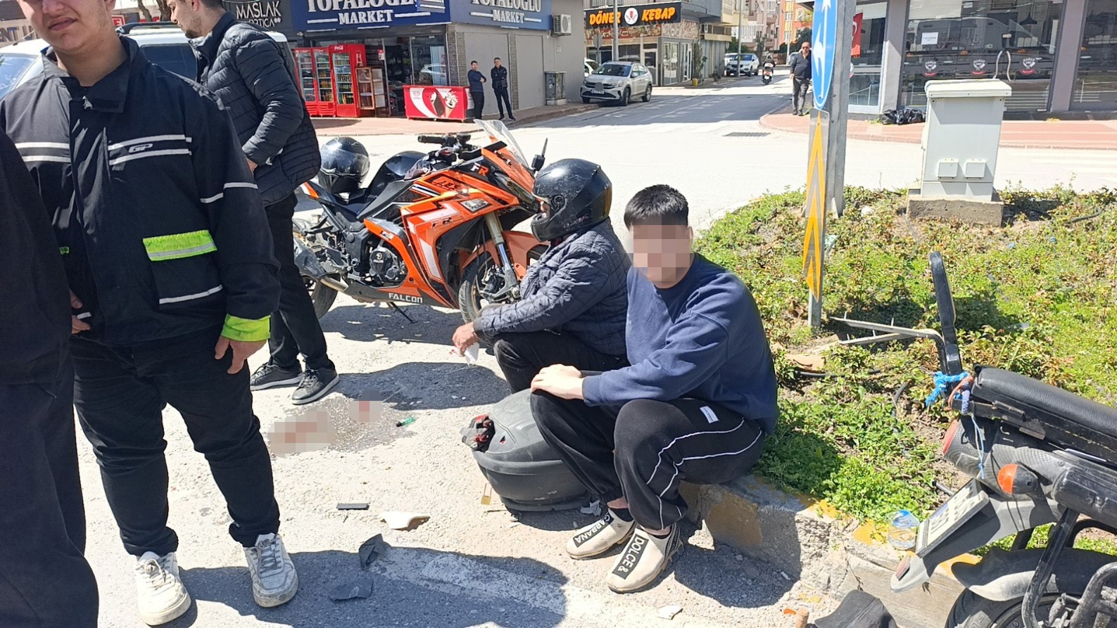 Elektrikli bisiklet ile motosikletin çarpışma anı kamerada: 3 yaralı
