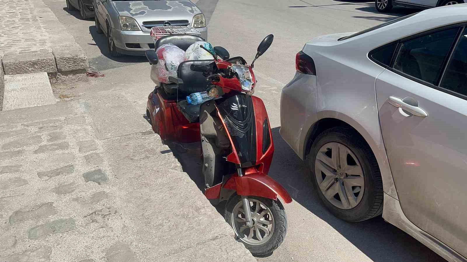 Elektrikli bisiklet park halindeki otomobile çarptı
