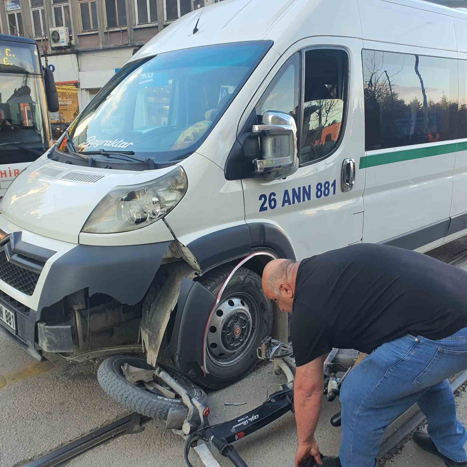 Elektrikli bisiklet, servis aracıyla çarpıştı: 1 yaralı

