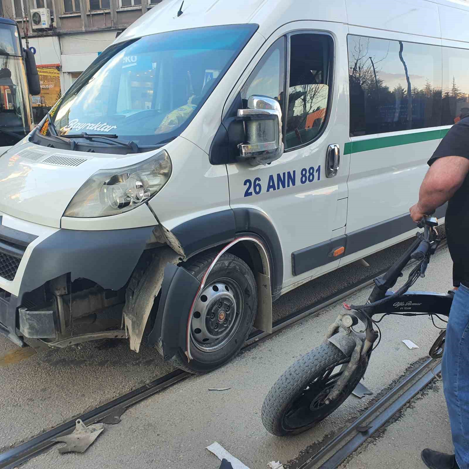 Elektrikli bisiklet, servis aracıyla çarpıştı: 1 yaralı
