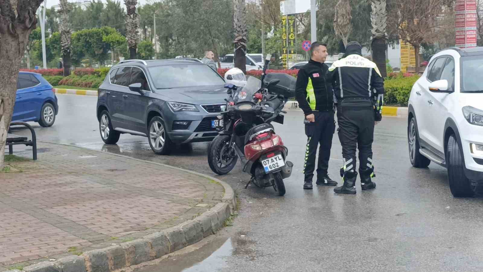 Elektrikli bisiklet sürücüsünü yola savuran kaza kamerada
