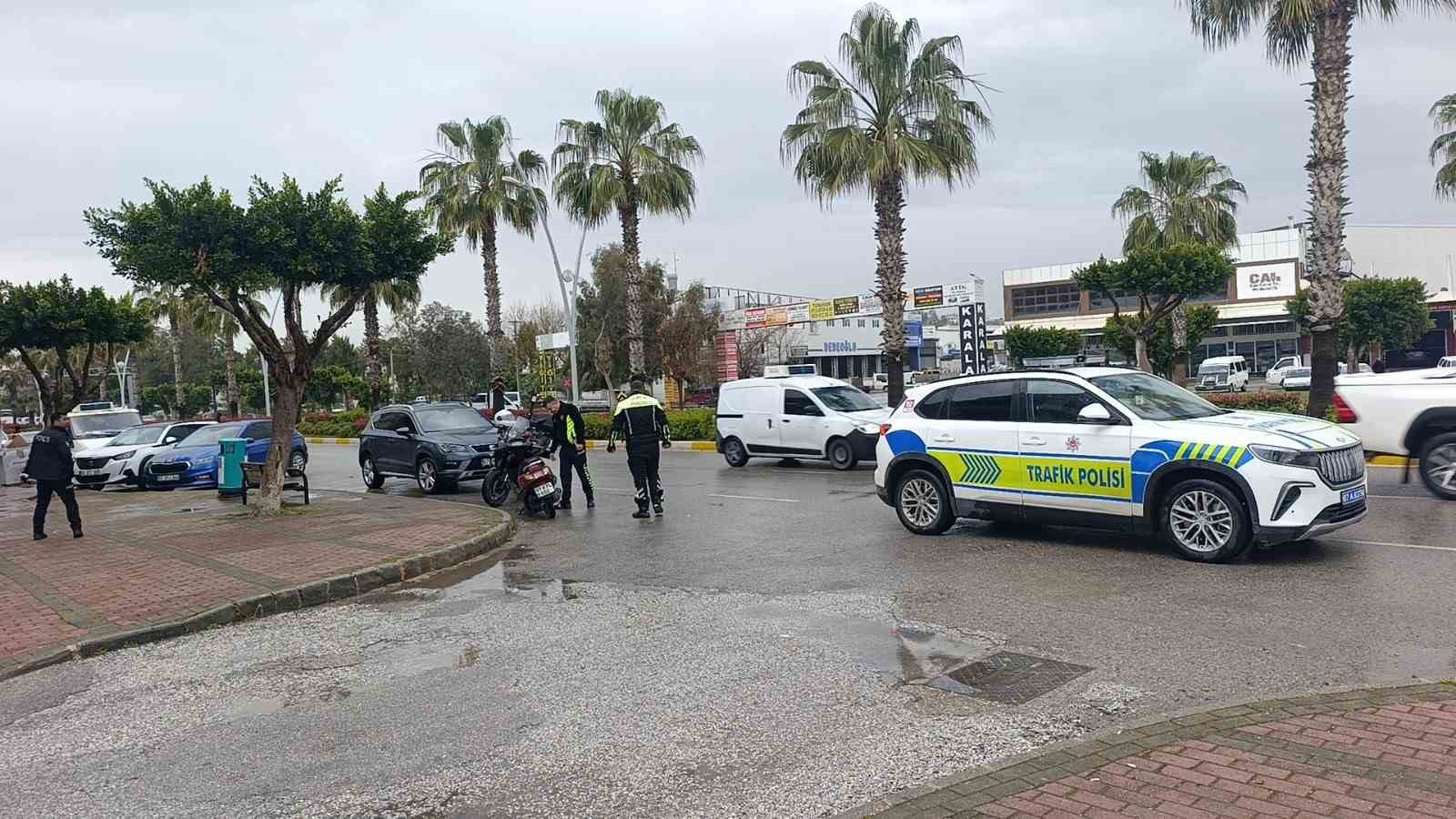 Elektrikli bisiklet sürücüsünü yola savuran kaza kamerada
