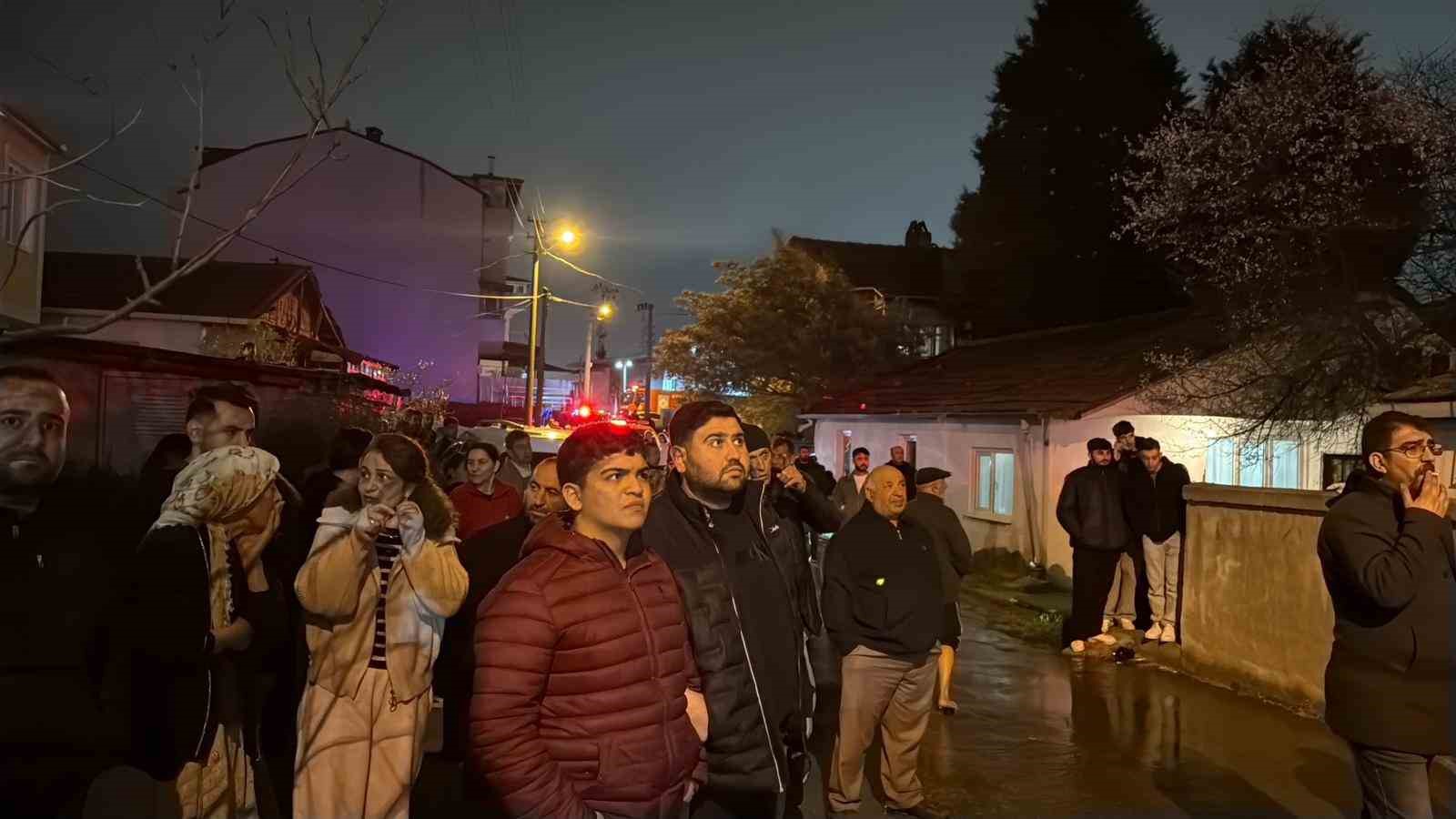 Elektrikli ısıtıcı evi alev alev yaktı: 3 kişi dumandan etkilendi
