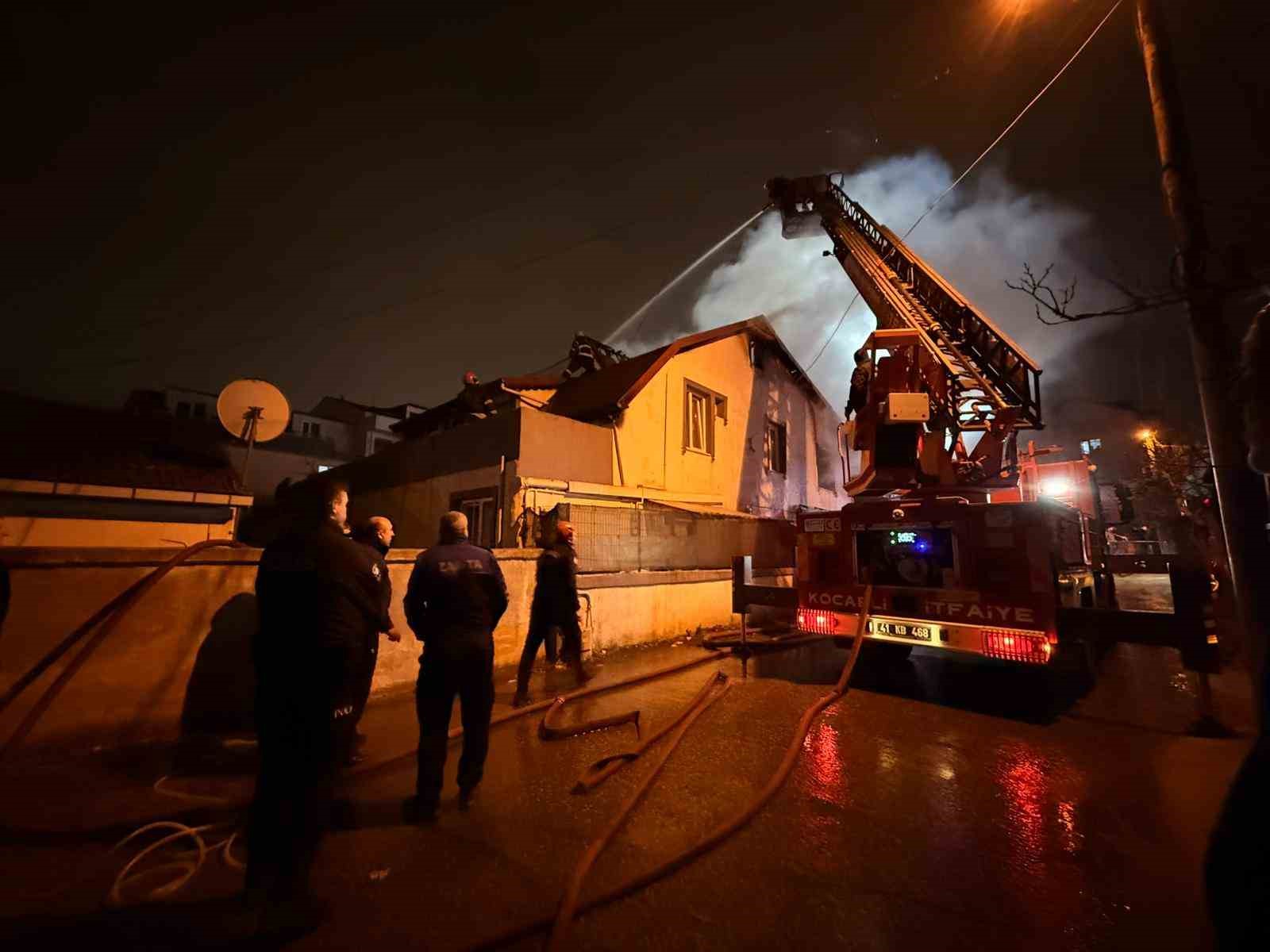 Elektrikli ısıtıcı evi alev alev yaktı: 3 kişi dumandan etkilendi
