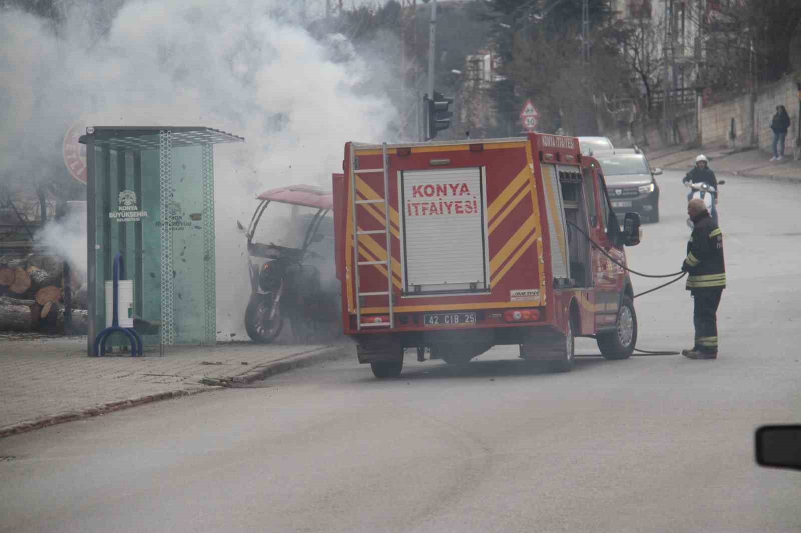 Elektrikli üç tekerlekli motosiklet alev alev yandı
