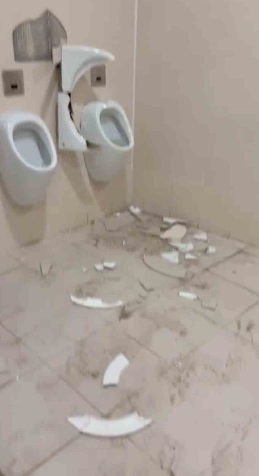 Elenen Balıkesirspor taraftarı hırsını deplasman tuvaletlerinden çıkardı
