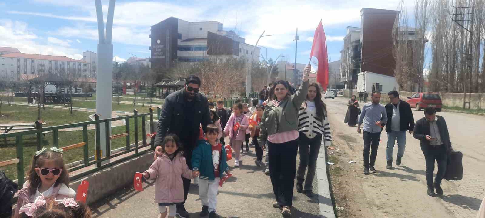Eleşkirt’te çocuklar ilk bayramlarını aileleriyle okulda kutladılar

