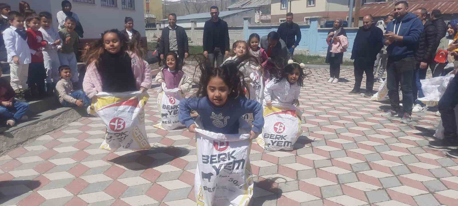 Eleşkirt’te çocuklar ilk bayramlarını aileleriyle okulda kutladılar
