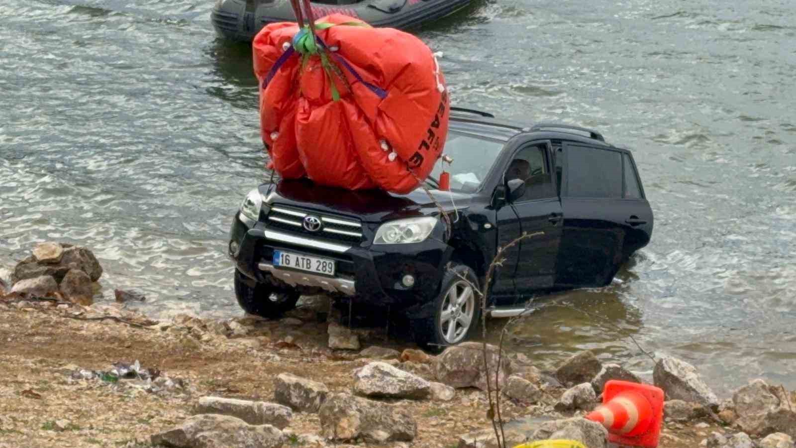 Elif’in hayatını kaybettiği araba gölden çıkartıldı
