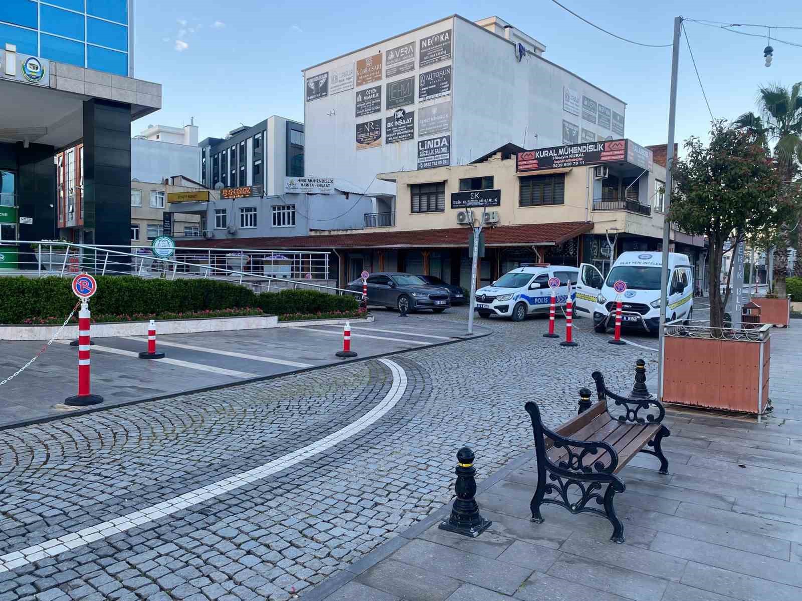 Elindeki pompalı tüfekle belediye binasına ateş açtı
