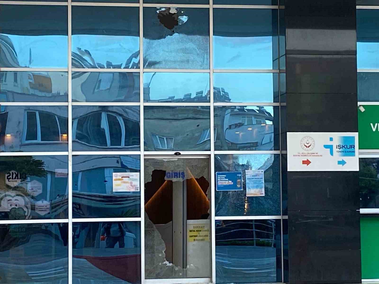 Elindeki pompalı tüfekle belediye binasına ateş açtı
