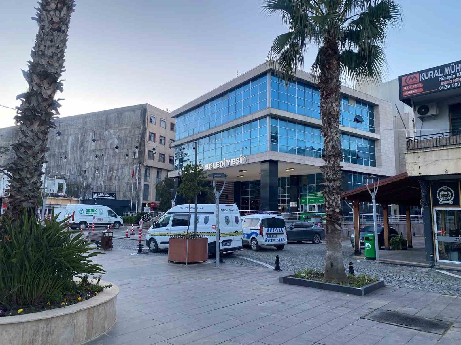 Elindeki pompalı tüfekle belediye binasına ateş açtı
