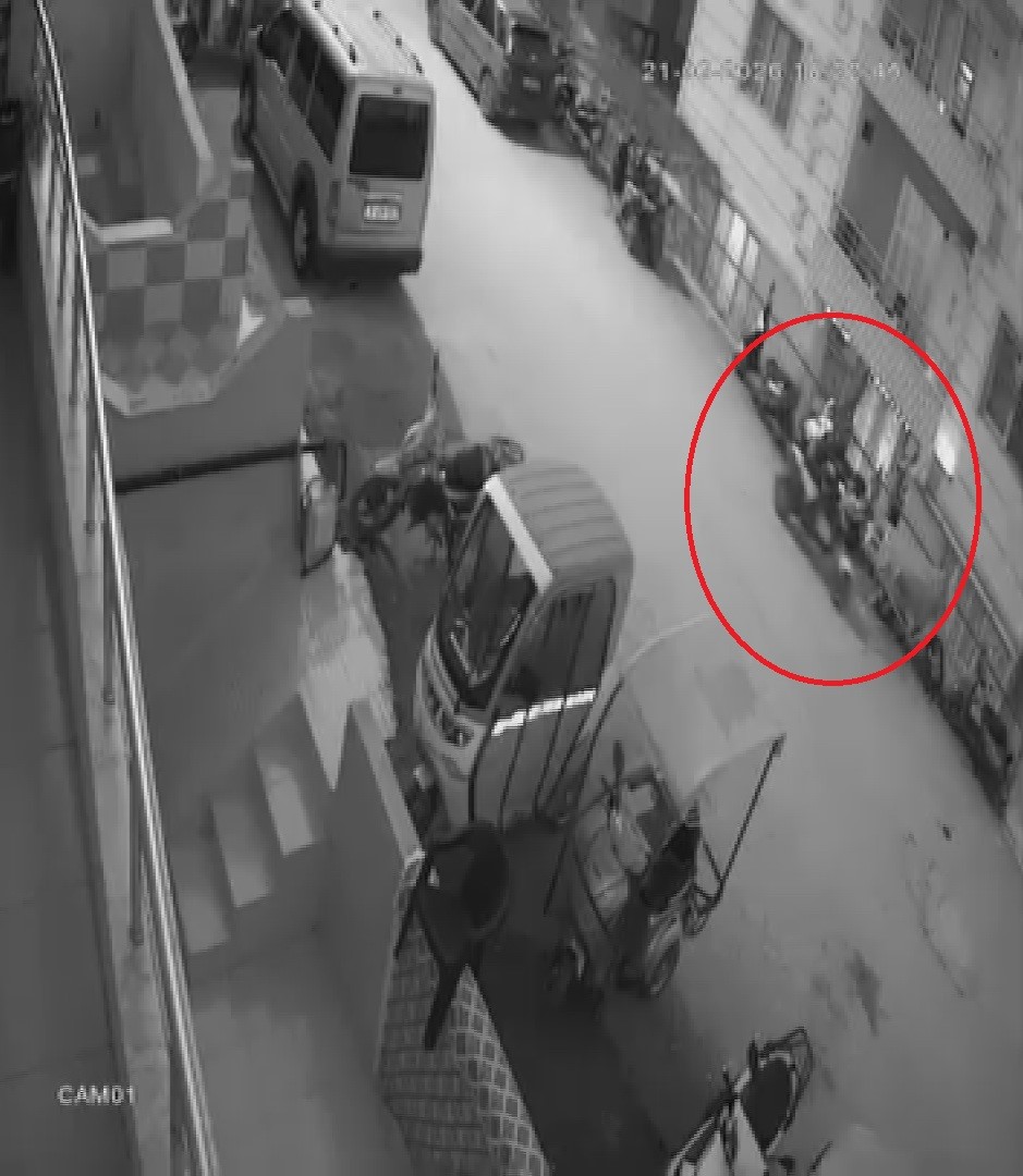 Elini kolunu sallayarak iftar saatinde motosiklet çalan şahıs kamerada
