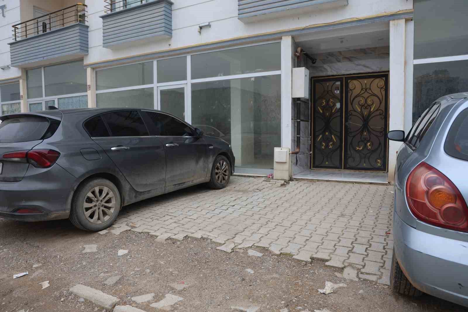 Ellerindeki oyuncak silahla 11 yaşındaki çocuğun önünü kesen 3 akranı para istedi
