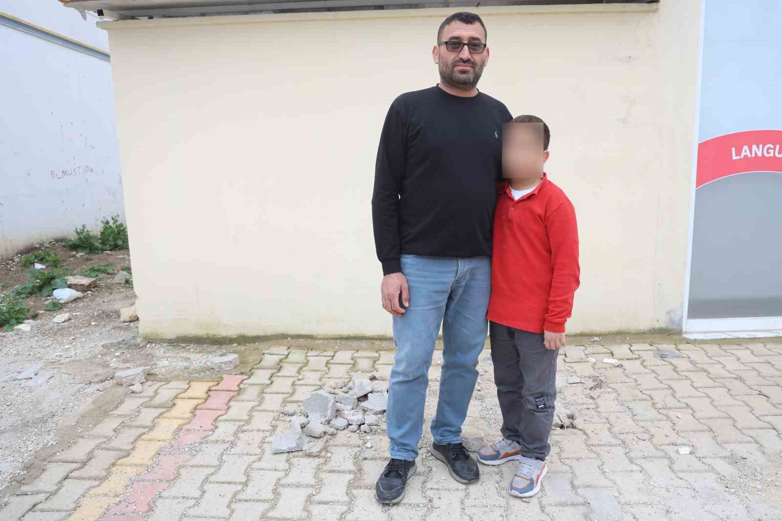 Ellerindeki oyuncak silahla 11 yaşındaki çocuğun önünü kesen 3 akranı para istedi
