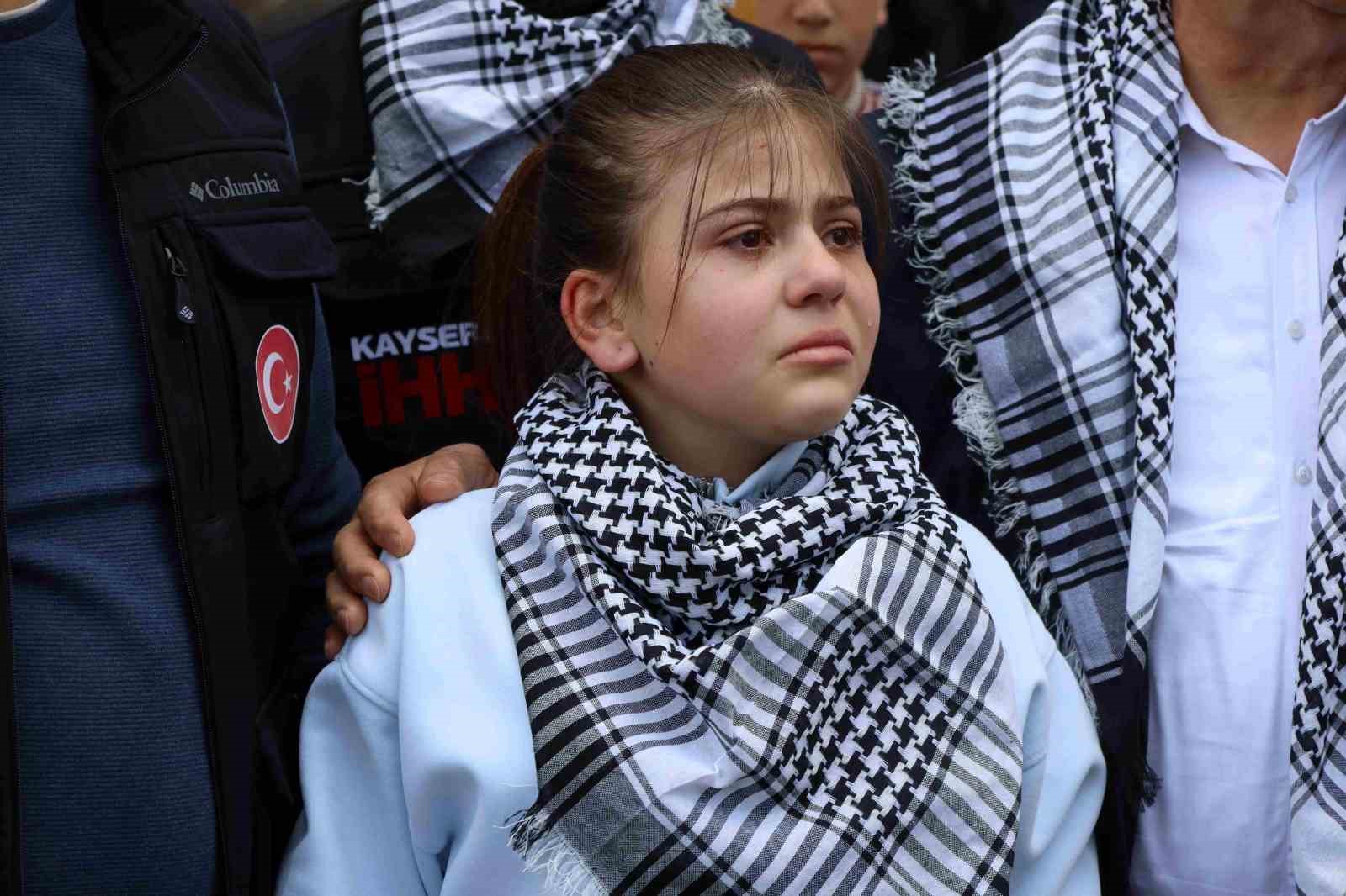 Elleriyle besleyip büyüttüğü kuzuyu Gazze’ye bağışladı
