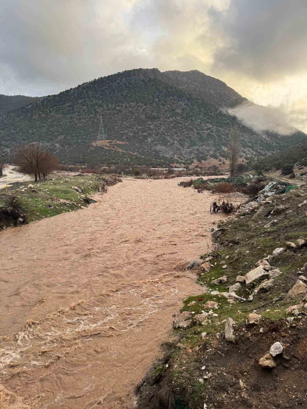Elmalı’da dereler taştı, tarım alanları sular altında kaldı
