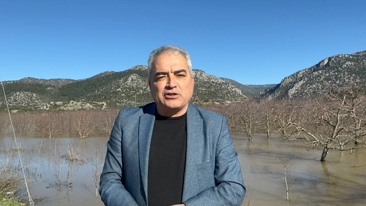 Elmanın başkenti Eğirdir’de yağış bereketi bahçeleri göle çevirdi
Elmanın başkenti Eğirdir’de yağış bereketi bahçeleri göle çevirdi