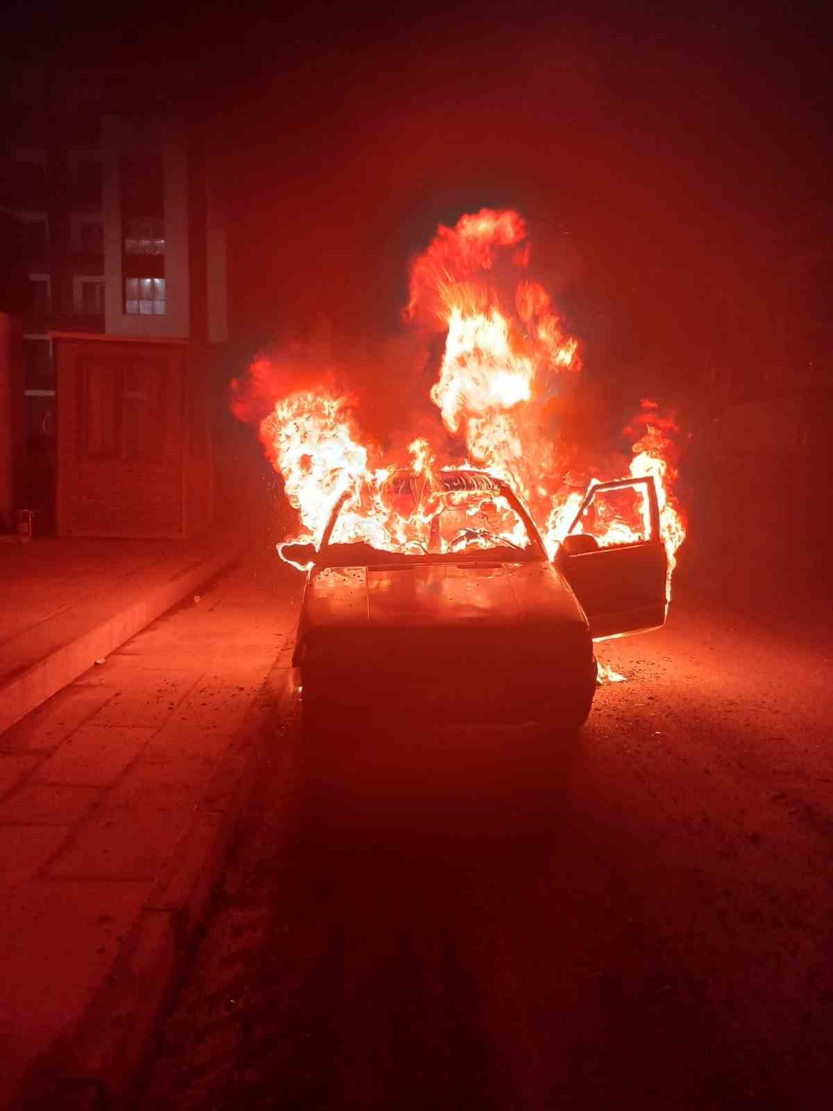 Emanet aldığı otomobil yanınca ne yapacağını şaşırdı
