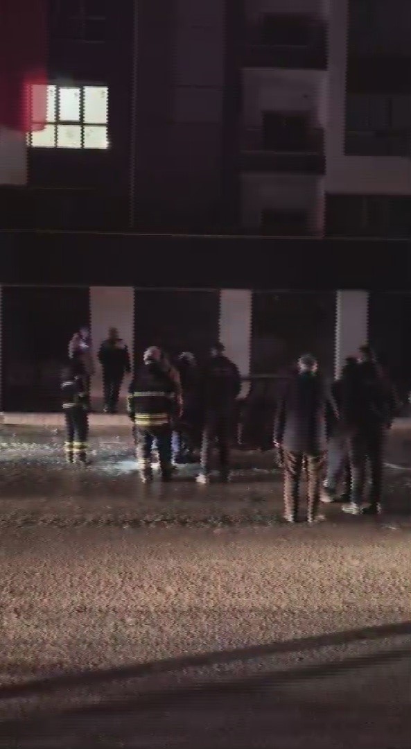 Emanet aldığı otomobil yanınca ne yapacağını şaşırdı
