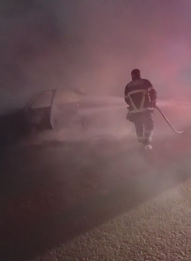 Emanet aldığı otomobil yanınca ne yapacağını şaşırdı
