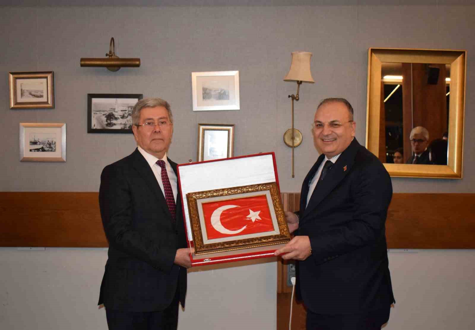 Emekli olan İzmir BAM Başsavcısı Arapoğlu’na veda töreni
