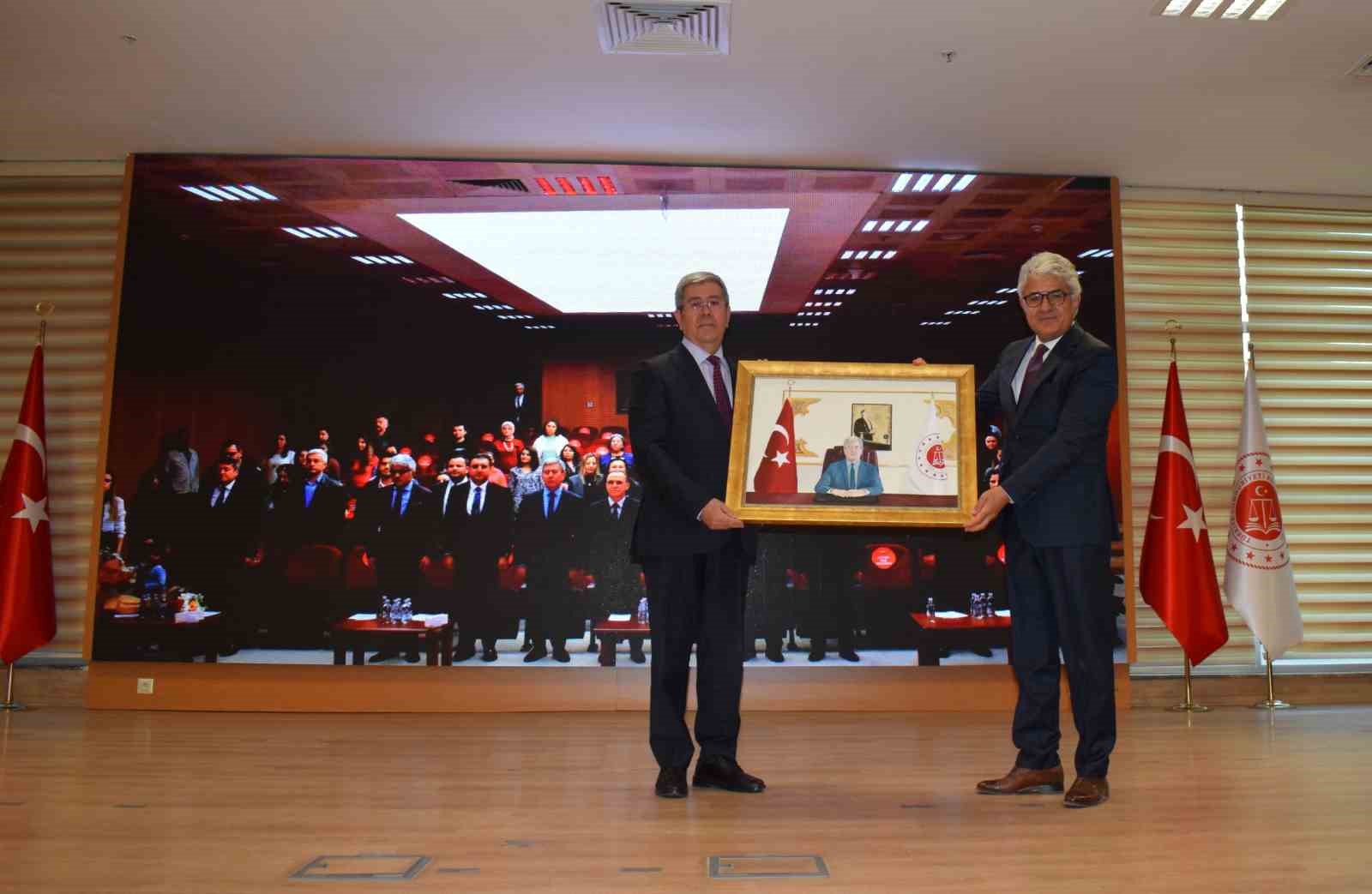 Emekli olan İzmir BAM Başsavcısı Arapoğlu’na veda töreni
