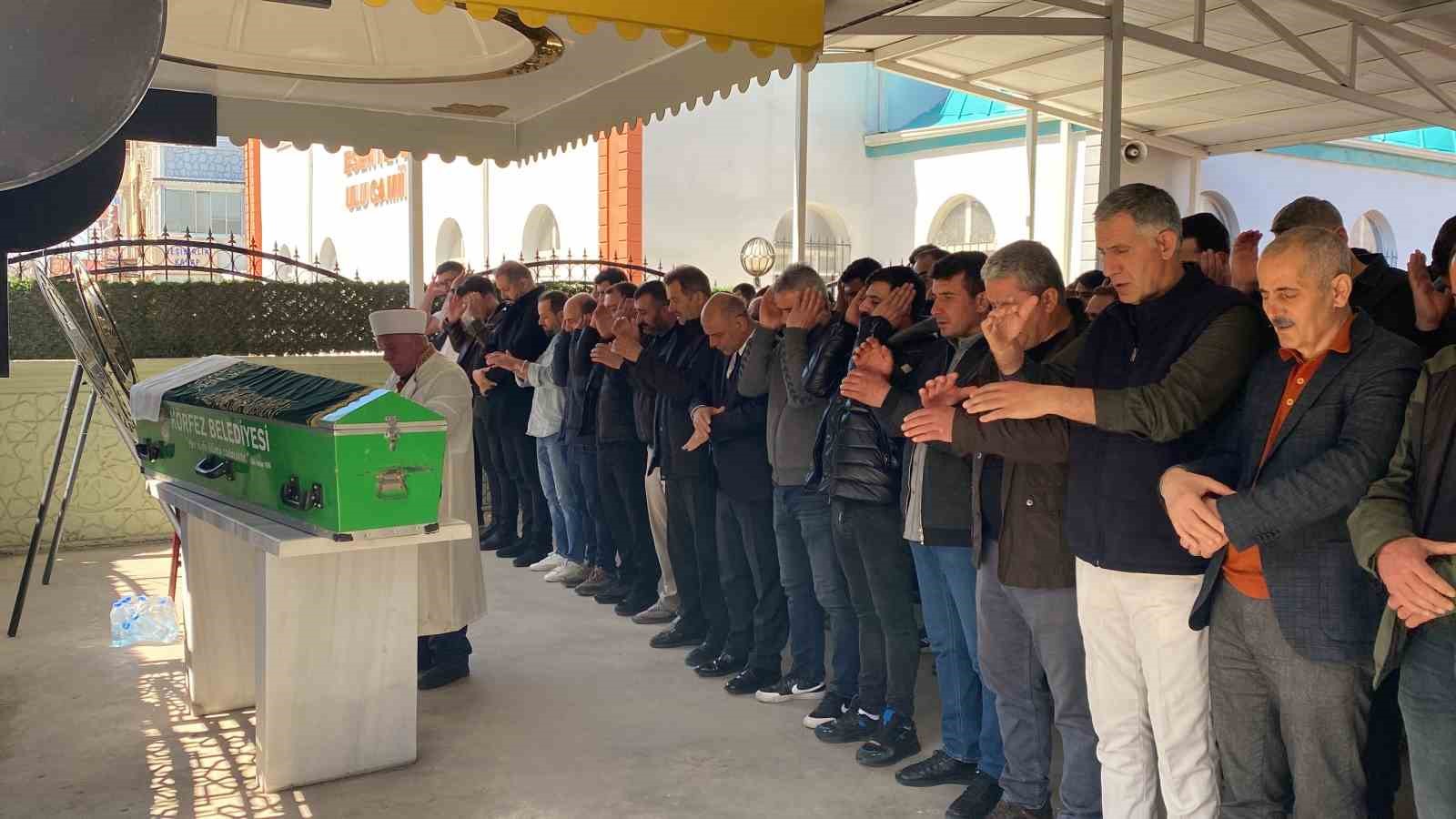 Emekli olduğu iş yerinde hayatını kaybeden işçi toprağa verildi
Emekli olduğu iş yerinde hayatını kaybeden işçi toprağa verildi