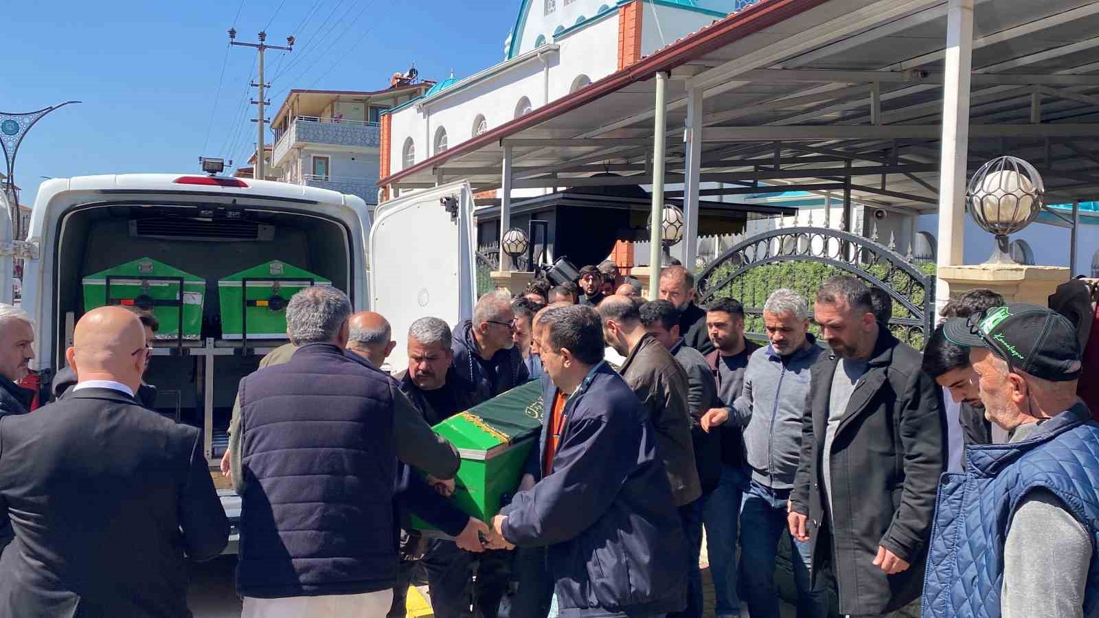 Emekli olduğu iş yerinde hayatını kaybeden işçi toprağa verildi
Emekli olduğu iş yerinde hayatını kaybeden işçi toprağa verildi