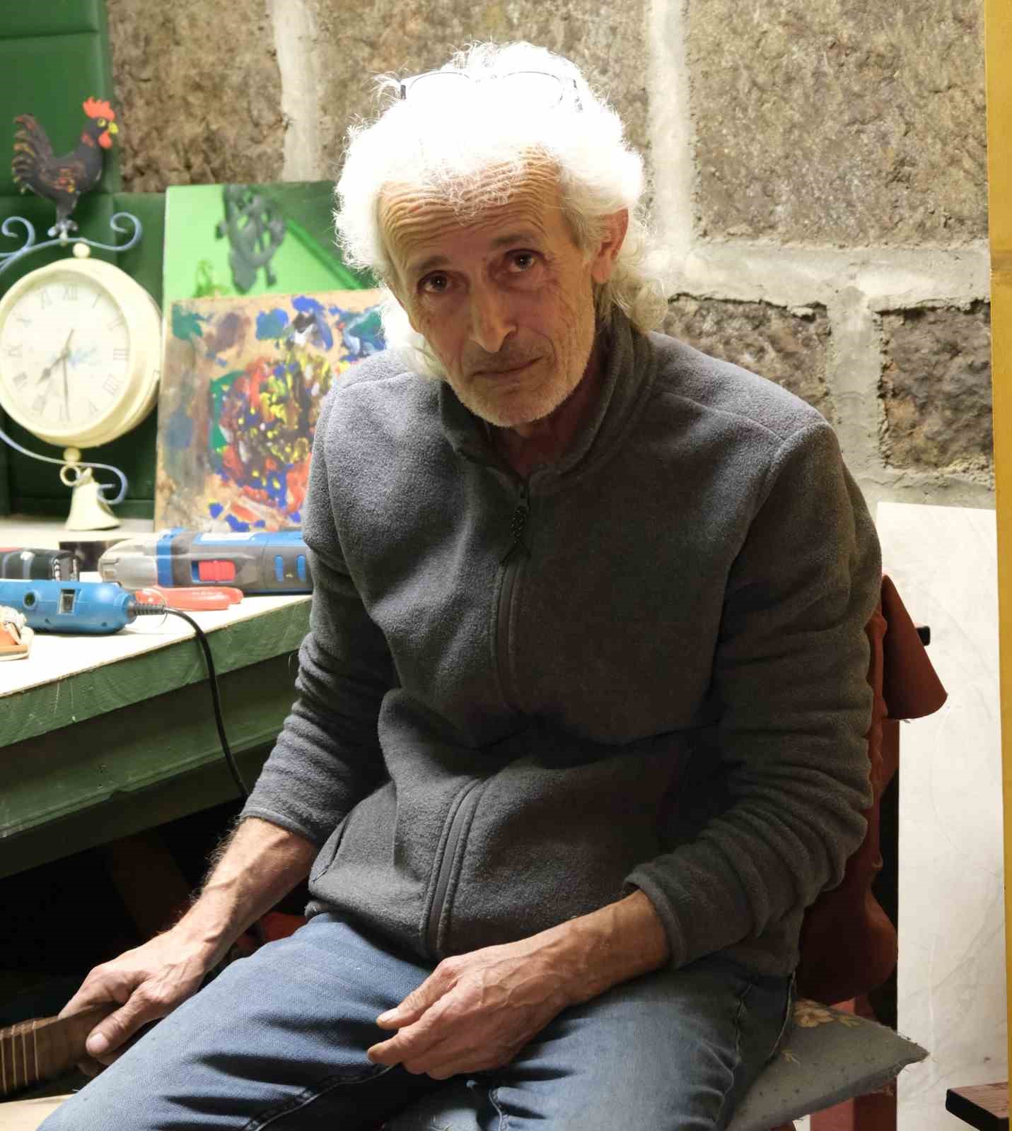 Emekli olduktan sonra yaptığı ahşap maket evler beğeni topluyor
Emekli olduktan sonra yaptığı ahşap maket evler beğeni topluyor