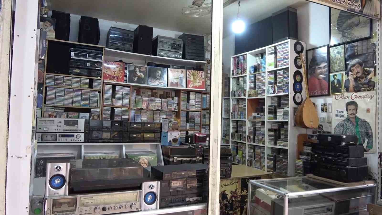 Emekli olunca evdeki kaset ve plaklarla iş yeri açtı
