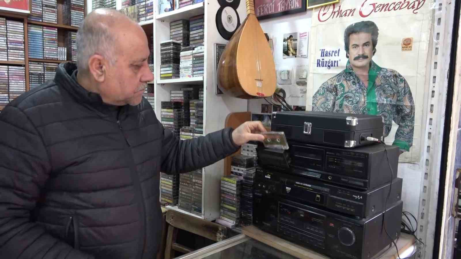 Emekli olunca evdeki kaset ve plaklarla iş yeri açtı
