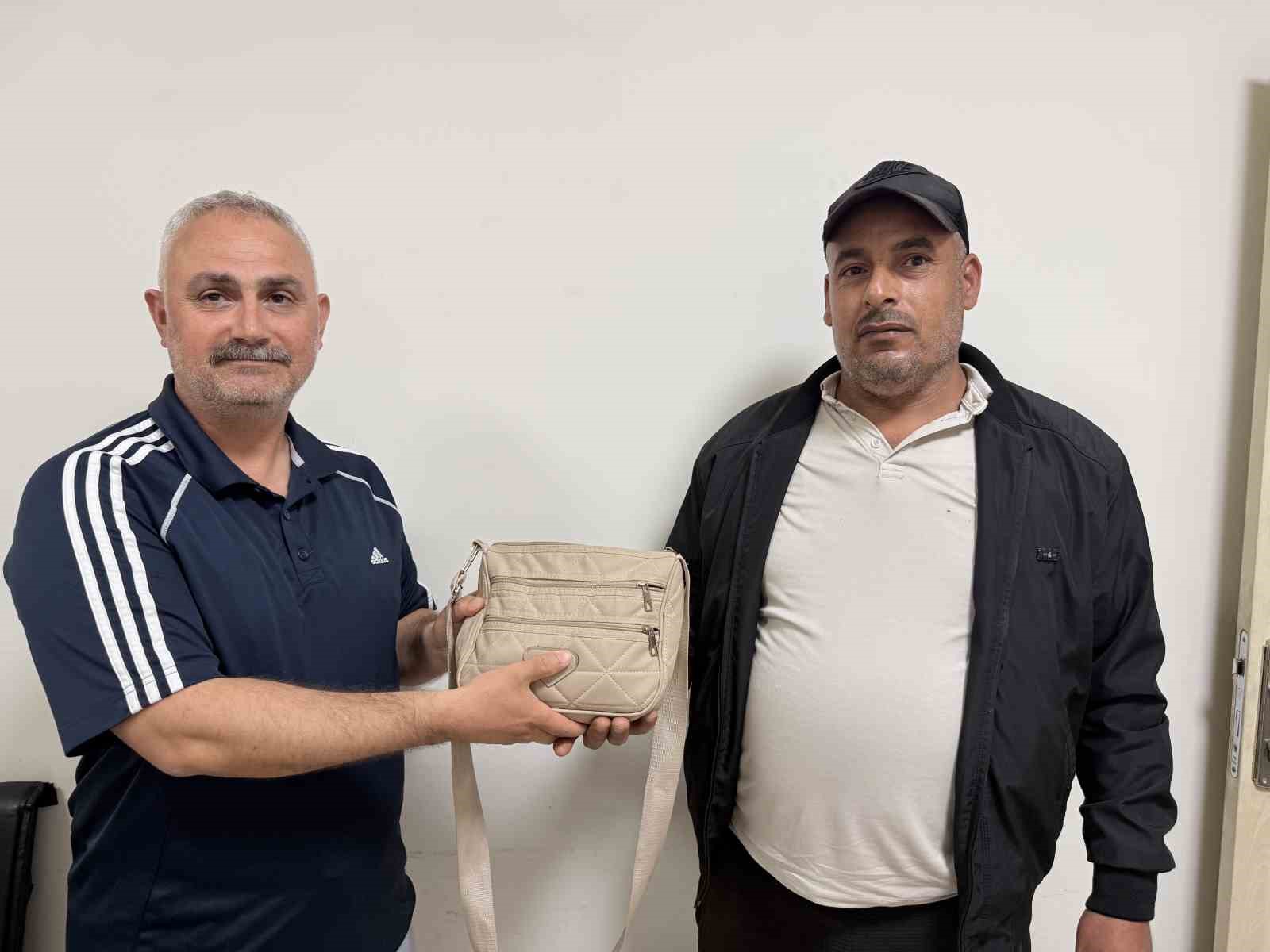 Emekli polis bulduğu içinde 250 bin TL’lik döviz olan çantayı sahibine teslim etti
