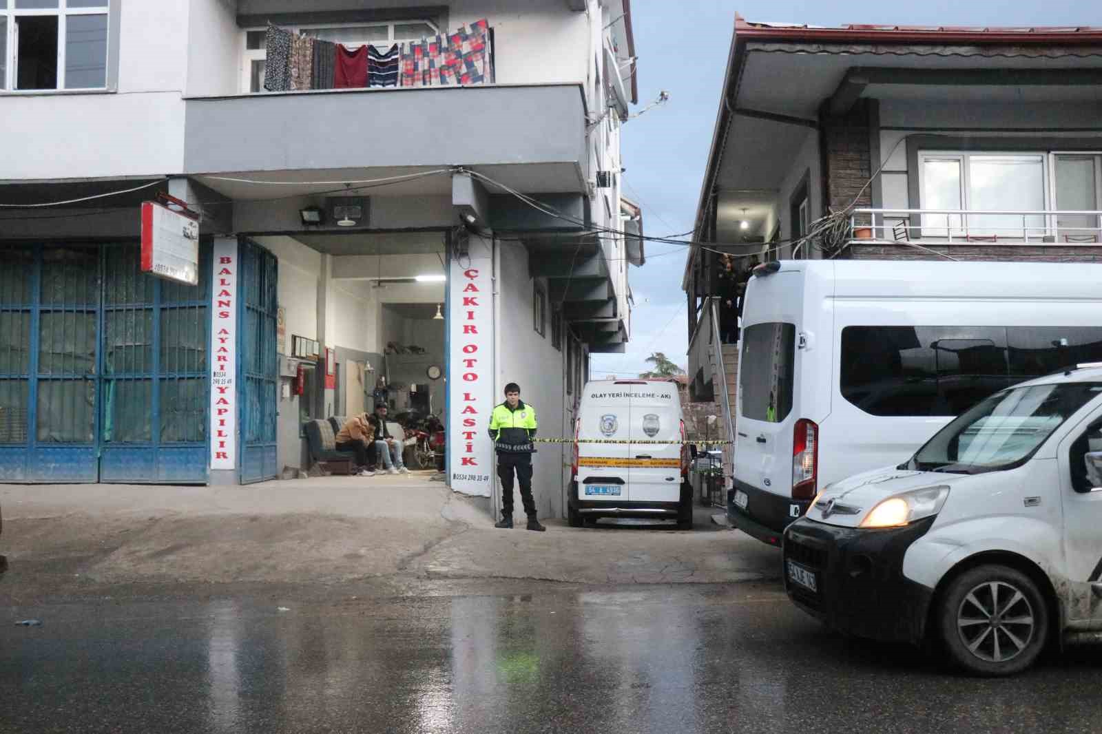 Emekli polis dehşet saçtı: Eşini ve MHP ilçe başkanını silahla vurarak öldürdü

