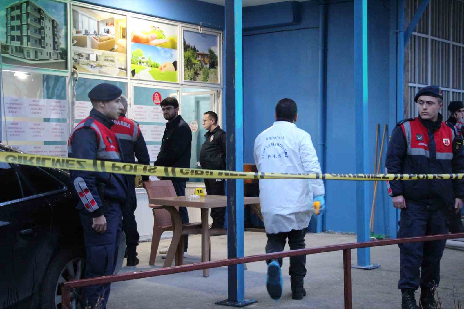 Emekli polis dehşet saçtı: Eşini ve MHP ilçe başkanını silahla vurarak öldürdü
