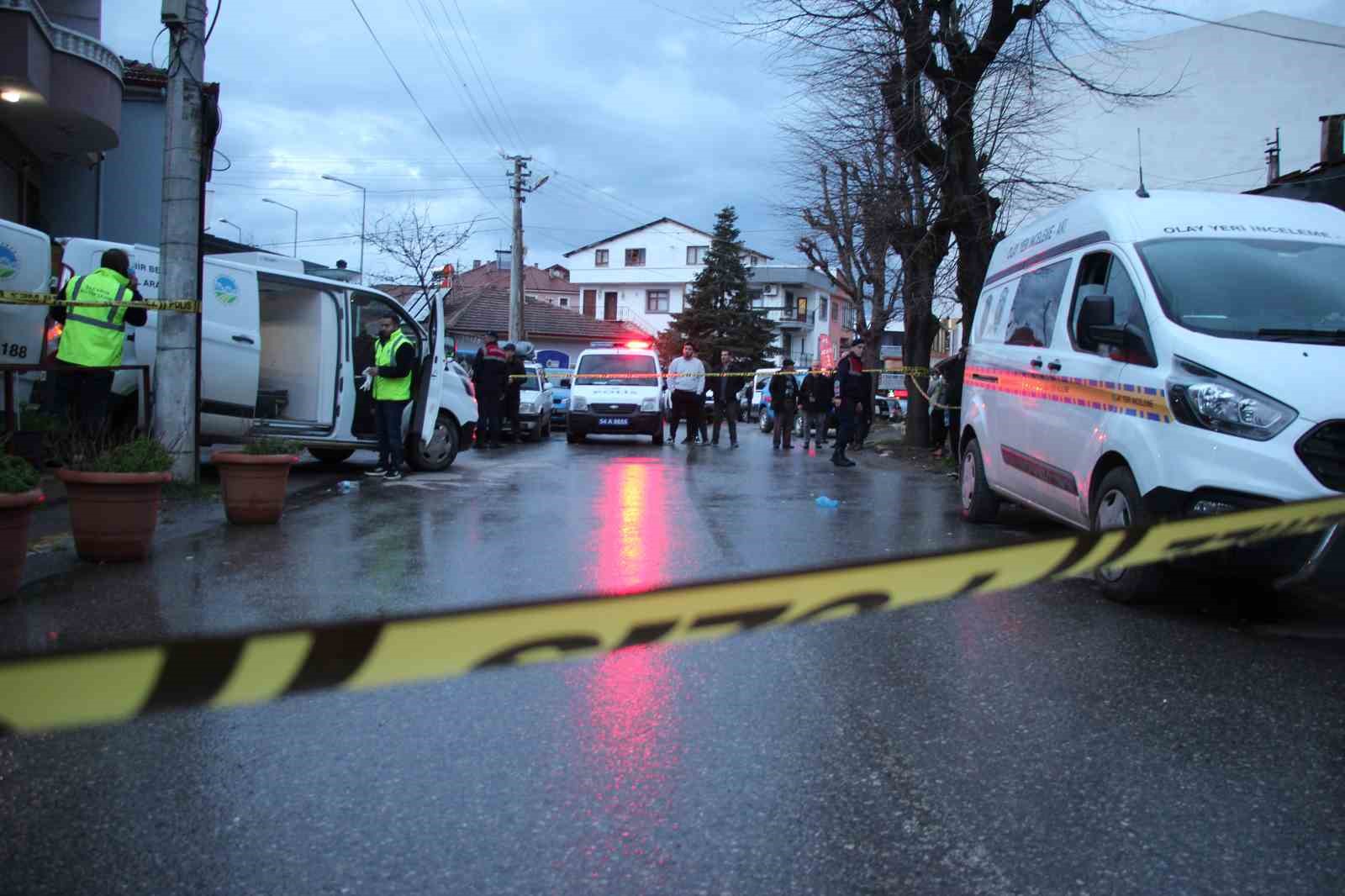 Emekli polis dehşet saçtı: Eşini ve MHP ilçe başkanını silahla vurarak öldürdü

