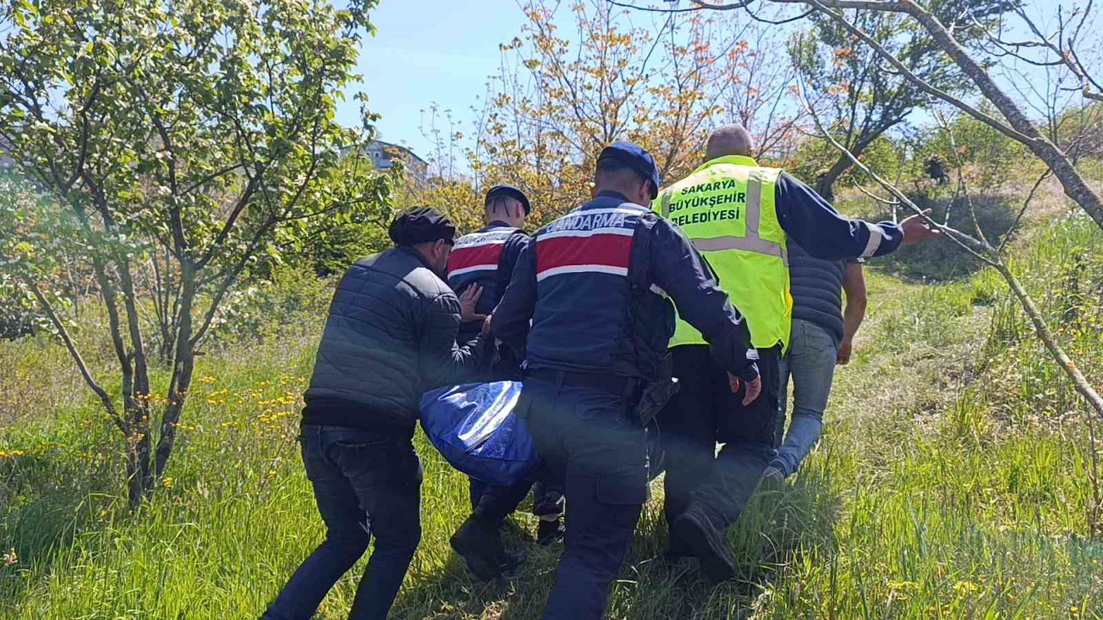 Emekli polis devrilen traktörün altında can verdi
