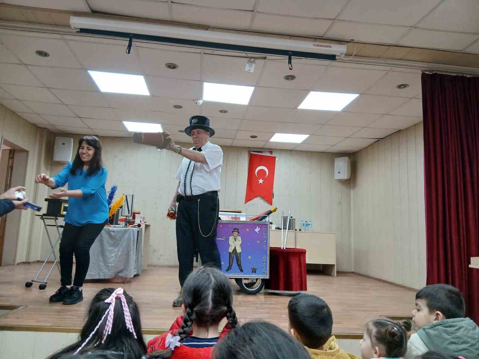 Emekli polis memuru memleketinde öğrencilere sihirbaz gösterisiyle unutulmaz anlar yaşattı
