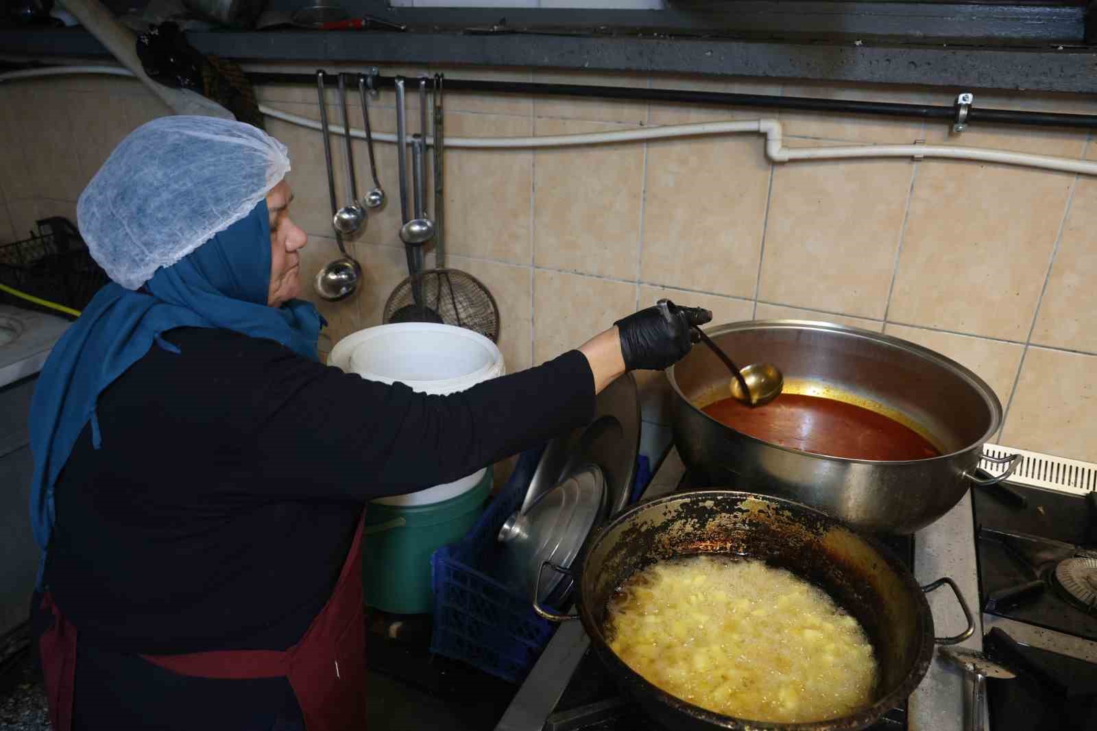 Emekli Sema öğretmen aşevinde engelli ve kimsesizlere "anne" oldu
