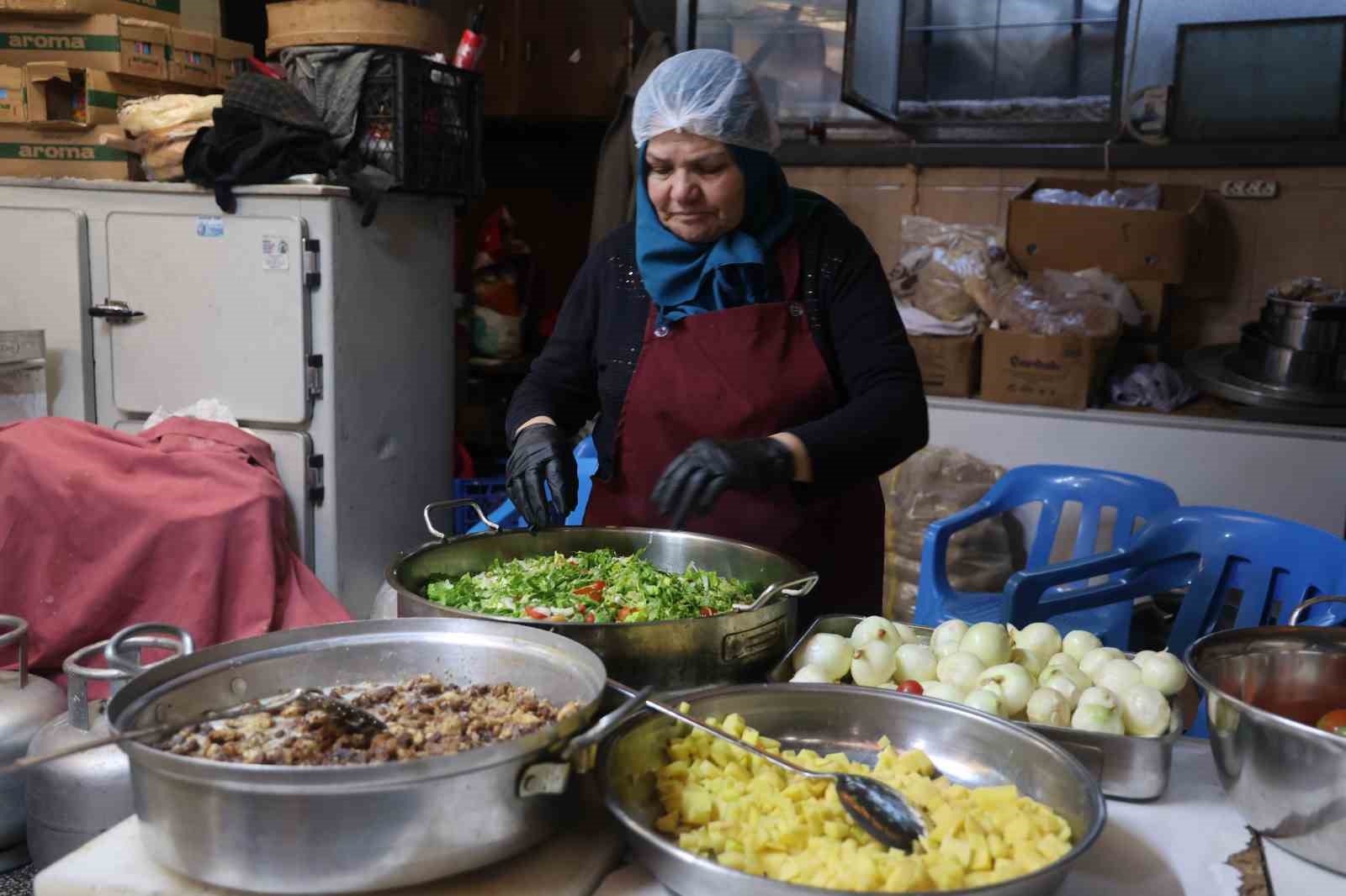 Emekli Sema öğretmen aşevinde engelli ve kimsesizlere "anne" oldu
