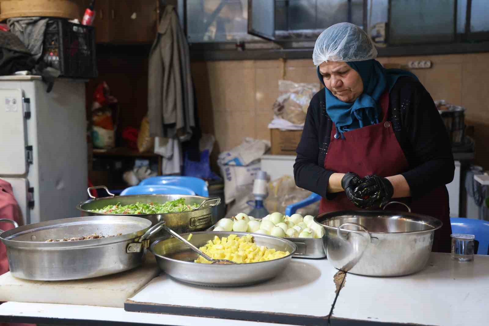 Emekli Sema öğretmen aşevinde engelli ve kimsesizlere "anne" oldu
