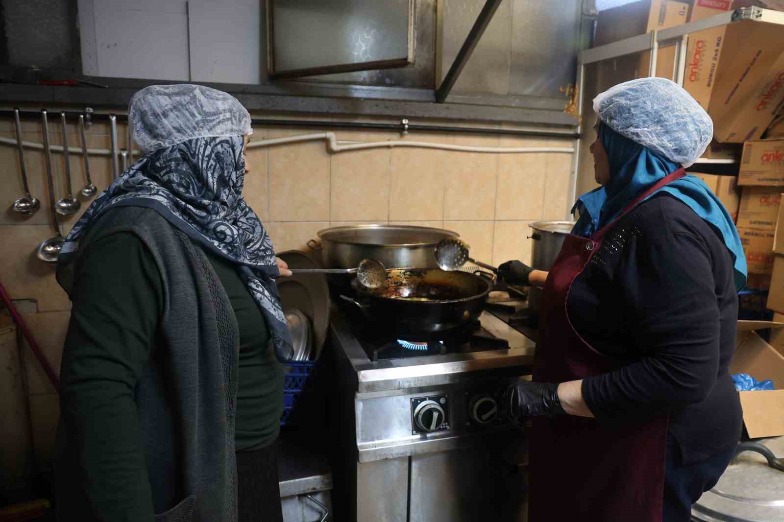 Emekli Sema öğretmen aşevinde engelli ve kimsesizlere "anne" oldu
