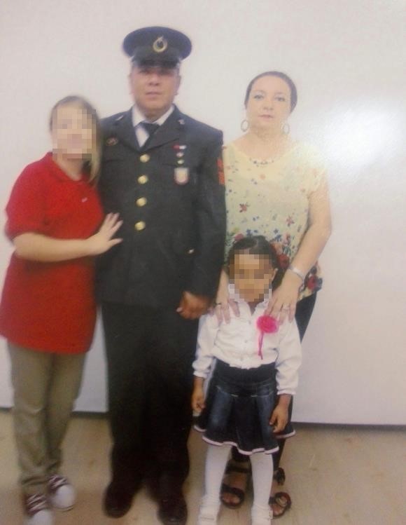 Emekli uzman çavuş, eşi ve bir kızını öldürüp diğer kızını yaraladıktan sonra intihar etti
