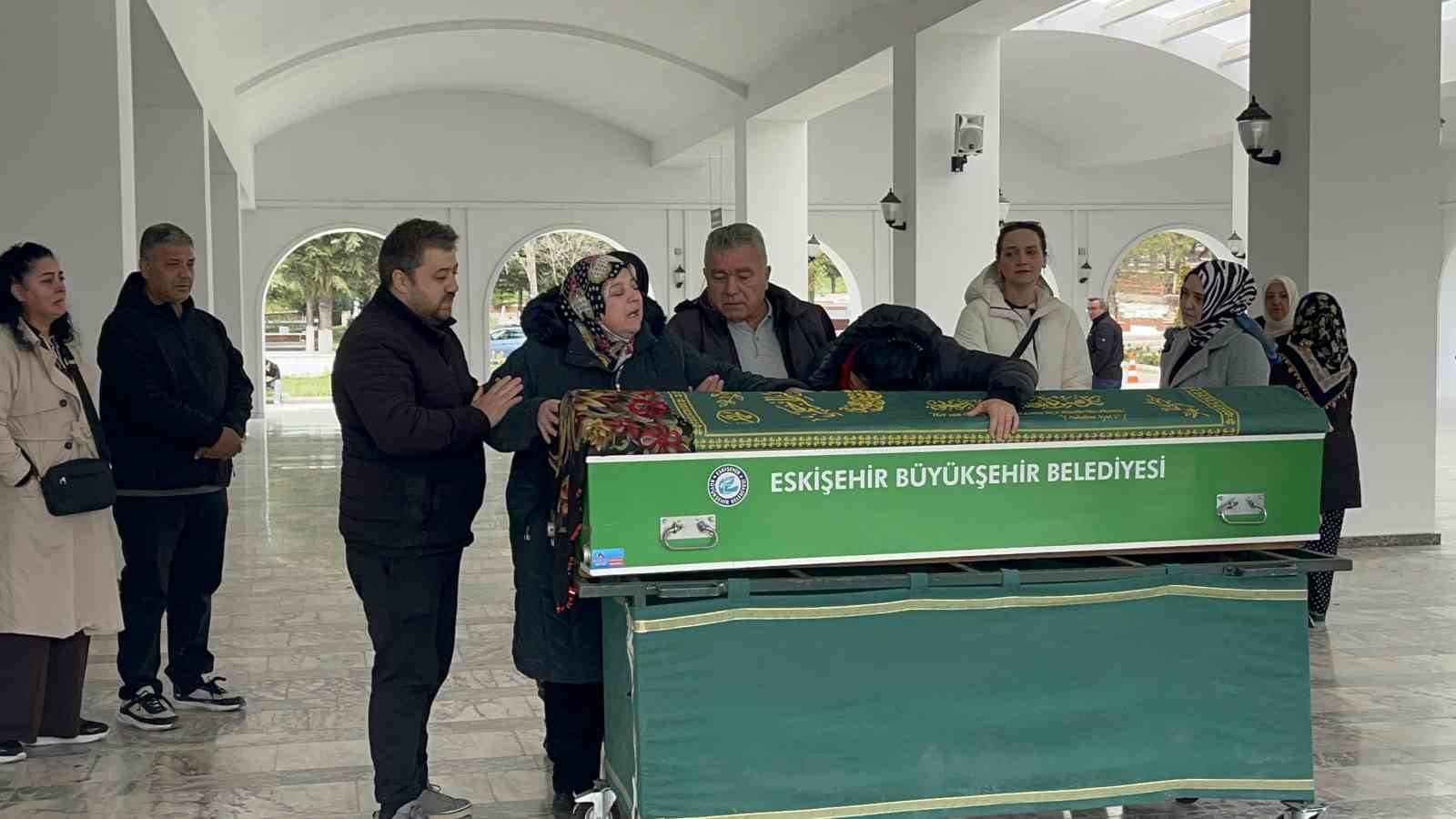 Emekli uzman çavuşun öldürdüğü 16 yaşındaki kızı ve eşi Eskişehir’de toprağa verildi

