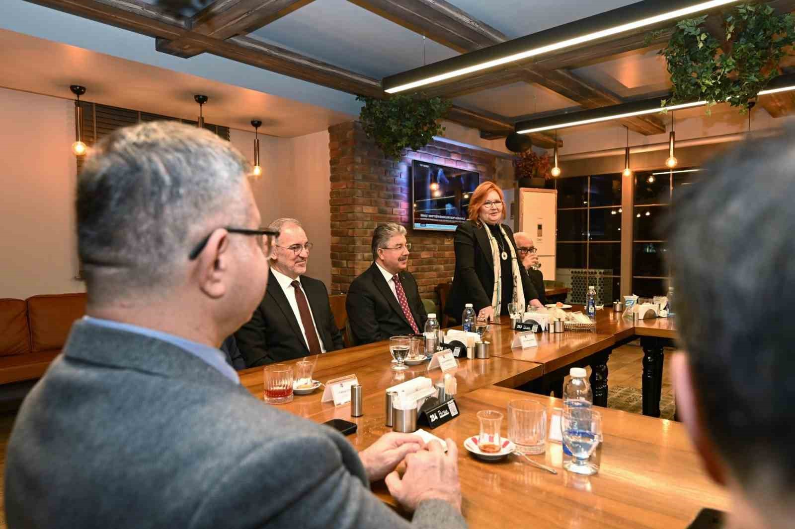 Emekliliğe ayrılacak Eskişehir Valiliği Yazı İşleri Müdürü için veda yemeği
