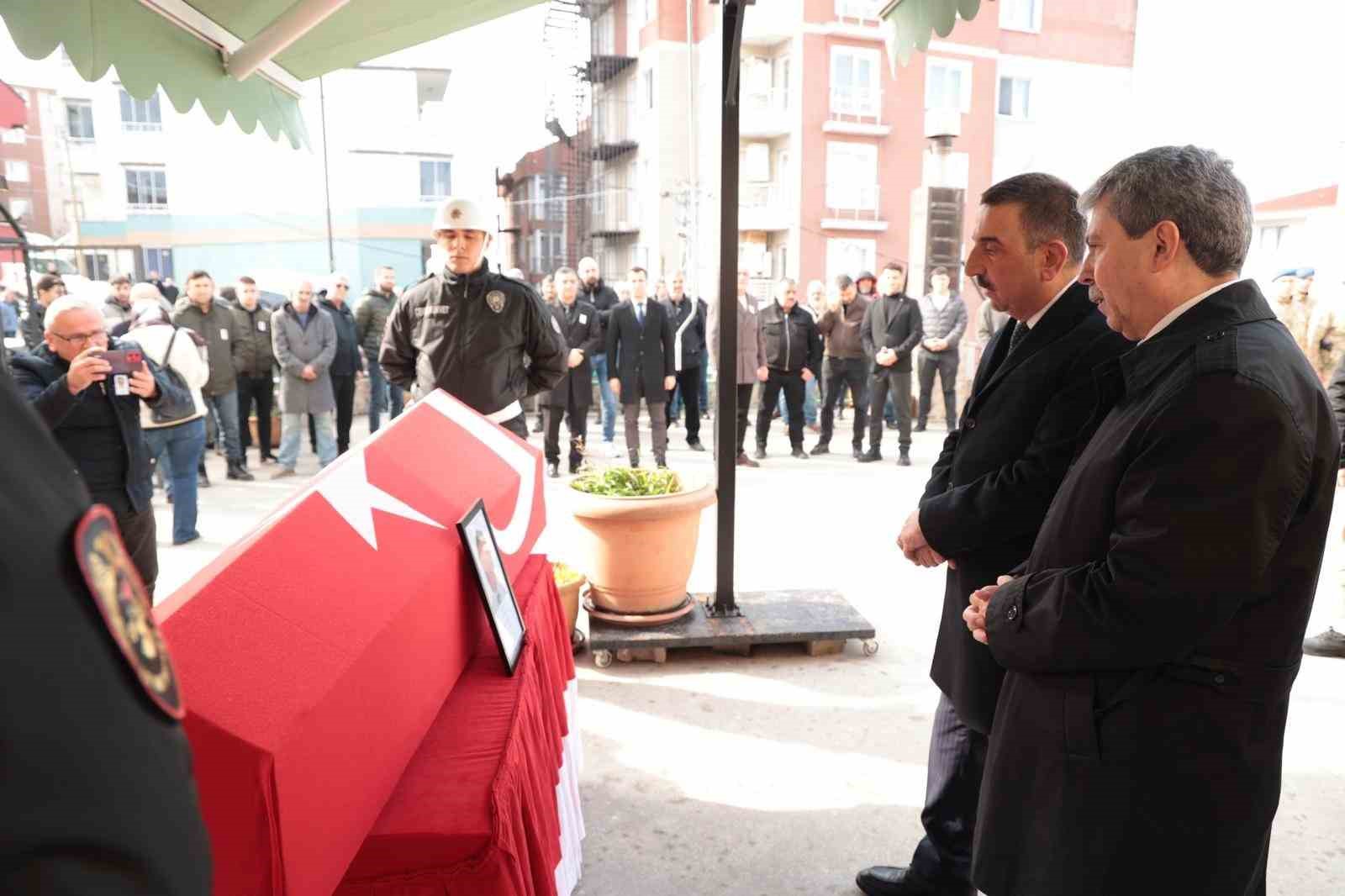 Emekliliğine 4 gün kala hayatını kaybeden polis memuru toprağa verildi
