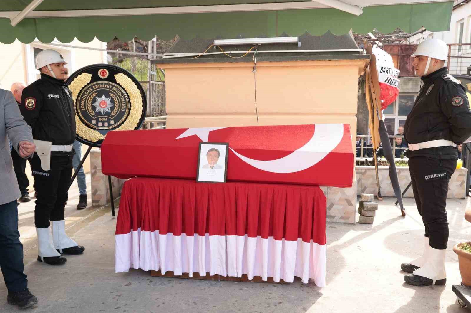 Emekliliğine 4 gün kala hayatını kaybeden polis memuru toprağa verildi
