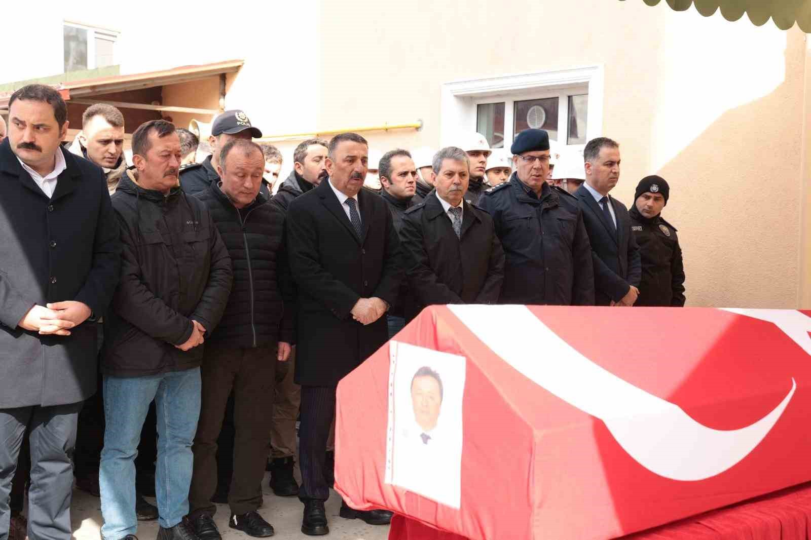 Emekliliğine 4 gün kala hayatını kaybeden polis memuru toprağa verildi
